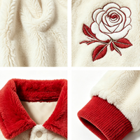 Blouson Bomber Sherpa Homme avec Broderie Rose, Col Rouge Contrastant, Boutons Pression, Chaud et Doux, Veste d'Hiver Style Universitaire