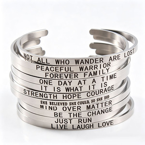 Bracelet manchette personnalisé en acier inoxydable gravé, plaqué argent, avec citation inspirante, prêt à être expédié - Product Image 1
