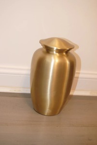 Urna de cremación de latón hecha a mano Acabado dorado clásico y urna de latón dorado simple para cenizas - Product Image 3