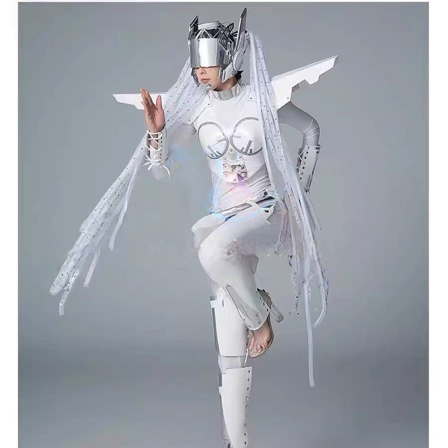 L'ensemble complet (hors chaussures) est réalisé sur mesure en taille