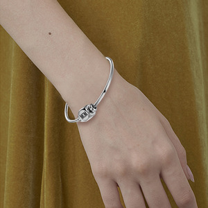 Pulsera de Acero Inoxidable con Letra 'Mamá', Cable de Oro de 18K, Corazón de Titanio, Regalo para Mujer - Product Image 4