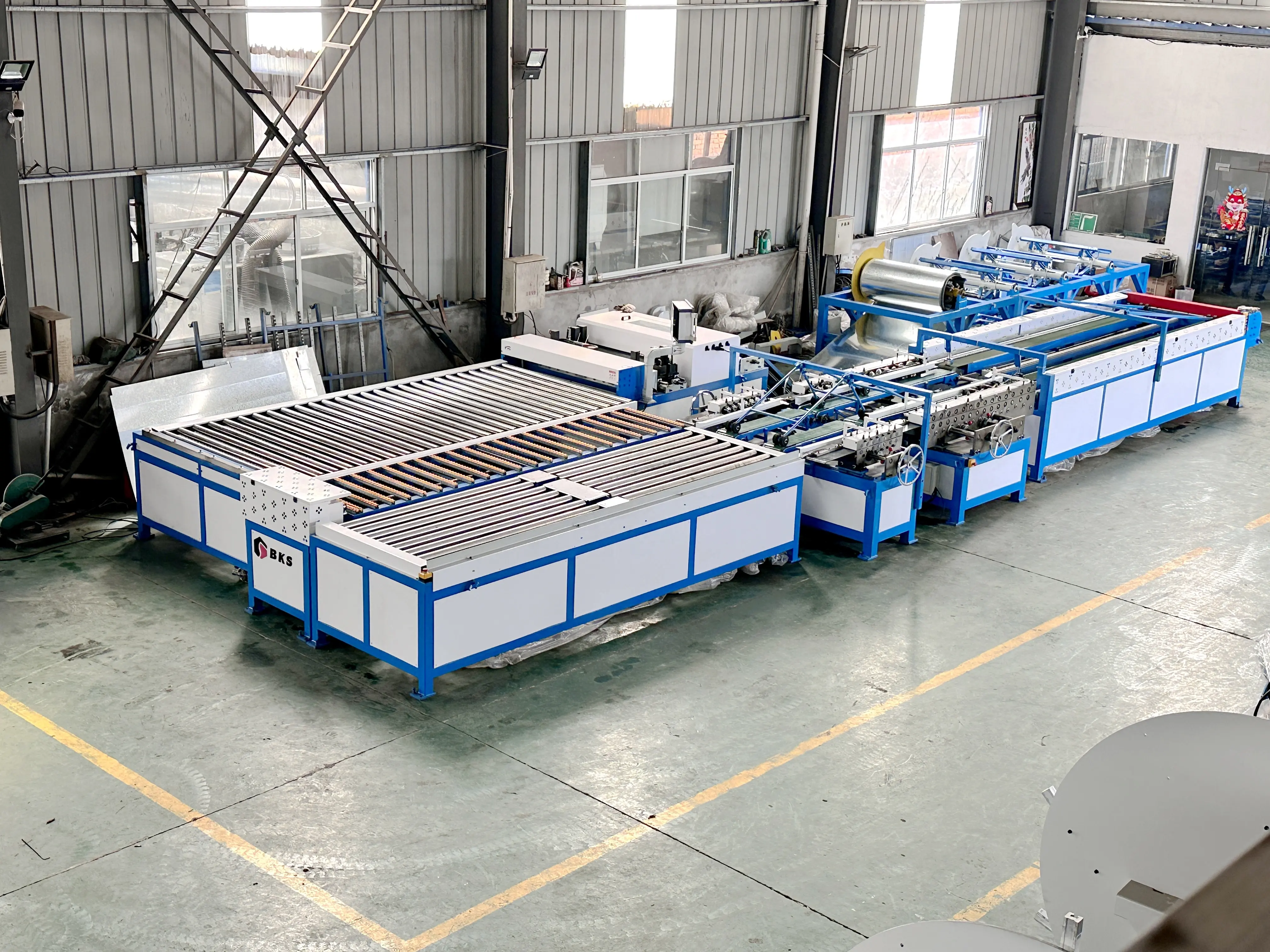 Linha de produção de dutos automáticos para fabricação de dutos de ar de 5 formas para produção de tubos