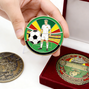 Pièce de défi carrée personnalisée en usine, gravée au laser, émaillée 3D, double face, style coupe de football - Product Image 2