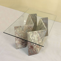 Table basse en marbre à emboîtement angulaire Dream Home, plateau en verre plat, cadre en marbre sculptural unique