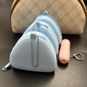 محفظة عملات معدنية عصرية على شكل مثلث ترويجية مخصصة مع سلسلة حقيبة تغيير بسحاب من السيليكون اللطيفة للنساء مع شعار - Product Image 1