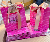 Sac shopping en papier de luxe personnalisé avec logo, sac cadeau en kraft avec poignée en ruban, estampage à chaud pour l'emballage de cosmétiques, de mode et de vente au détail