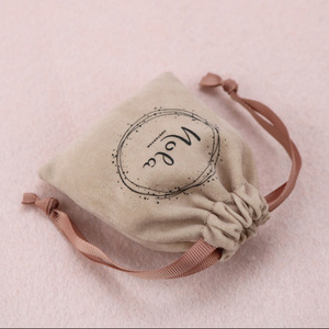 Petit sac cadeau en velours pour Noël, pochette à bijoux en daim avec cordon de serrage et logo personnalisé pour ranger les bagues et les boucles d'oreilles - Product Image 6