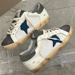 Zapatillas de Lujo de Diseñador con Estrellas Blancas, Transpirables, Antideslizantes, Cómodas, Estilo Urbano, Tendencia de Moda, Doradas con Efecto Desgastado - Product Image 1