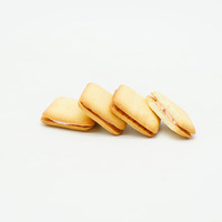 Vente en gros de biscuits sandwich lyophilisés de 150g à la fraise de délicieux biscuits aromatisés aux fruits avec goût sucré Emballage en boîte