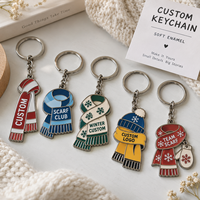 Porte-clés en métal personnalisé en émail souple ou dur, en forme de bonnet et d'écharpe d'hiver, vente en gros du fabricant, avec logo personnalisé, cadeau souvenir