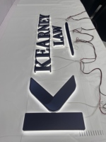 Lettres et logo rétroéclairés LED bleu foncé personnalisés, enseigne publicitaire 3D en acier inoxydable illuminée pour les cabinets d'avocats, les écoles