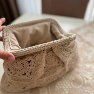Borsa a tracolla di lusso beige all'uncinetto, fatta a mano, con motivo Granny Square, pochette a nuvola, elegante borsa da sera in maglia color nude - Product Image 3