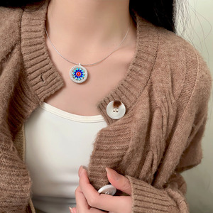 Collar con colgante de flor esmaltada de plata de ley S925, diseño redondo para mujer, accesorio fino para uso diario - Product Image 1