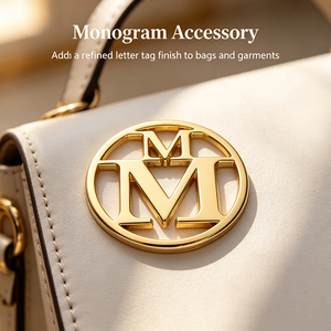 ป้ายโลหะรูปวงกลมแบบมีร่องลายตัวอักษร Gold M ขอบขัดเงา สำหรับกระเป๋า เสื้อผ้า และเครื่องประดับแบรนด์เนม - Product Image 2