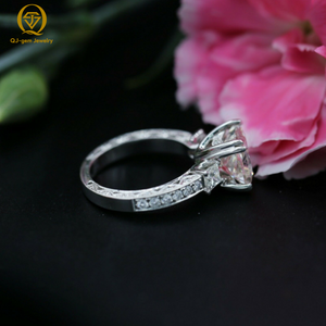 Bague de luxe pour femme en or blanc 18 carats avec trois diamants carrés taille princesse, diamant synthétique certifié IGI couleur D VVS - Product Image 2
