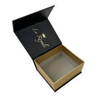 Boîte cadeau pliante en papier recyclé noir et or de luxe personnalisée avec fermeture magnétique pour l'emballage de fourrures et de chaussettes