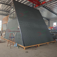 Cabane triangulaire en structure acier avec terrasse, double étage, aspect bois, chalet de luxe pour complexe hôtelier, maison préfabriquée