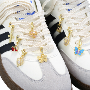 Jinyuan Best-seller Boucle de chaussure en cuivre émaillé et zircon, motif abeille et tulipe, avec adhésif à base d'eau, personnalisable, DIY, fait main, breloque florale pour sac - Product Image 1