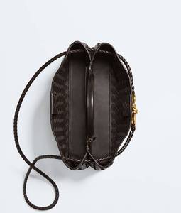 Bolso de mano pequeño Andiamo de Bottega BV en piel Intrecciato flexible con detalle de nudo distintivo y correa cruzada deslizante Veneta - Product Image 3