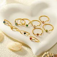 Exquisiter Wellenförmiger Dünner Ring aus Edelstahl mit Rundem Schwarzen Zirkon im Krappenfassung, Minimalistischer Schicker Alltags-Modeschmuck