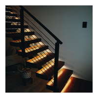 Escalier moderne durable à monopoteau, marches en bois massif, garde-corps en verre/câble, style industriel pour hall intérieur, villa/hôtel/appartement