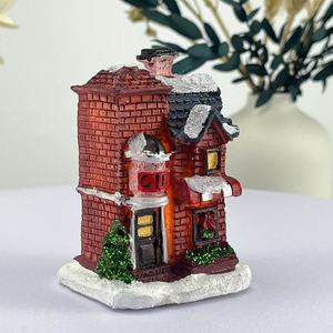 Miniatures décoratives de Noël en résine de haute qualité, maisons de village de Noël créatives faites à la main avec lumières LED en forme de château, nouveauté - Product Image 4