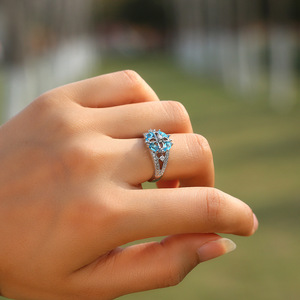 Anello di Moda con Trifoglio in Pietra Blu, Design Minimalista ed Elegante, Gioiello da Donna per Uso Quotidiano - Product Image 6
