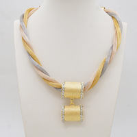 Vente en gros 18K Ensemble de bijoux de fête trois couleurs style personnalité extravagante Collier élégant Boucles d'oreilles Bague Bracelet pour fiançailles