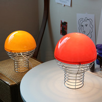 Lampe de table LED rétro Bauhaus en forme de champignon, abat-jour en verre jaune, base en fil métallique, lumière chaude pour la maison, l'hôtel, la chambre à coucher