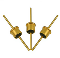Filtre EMI de type soudé 4700pF NPO 200V pour circuits électroniques de précision.