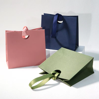 Sacs d'emballage en carton pour bijoux de luxe en gros, boîtes cadeaux avec cordon, sacs de shopping en papier personnalisés avec logo