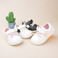 Chaussures d'école confortables, respirantes et légères, antidérapantes, en cuir synthétique, baskets basses pour enfants, chaussures décontractées pour bébés, fermeture à boucle