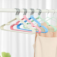 Cintres métalliques anti-rouille revêtus de PVC pour vêtements humides et secs, couleurs macaron antidérapantes, cintres fins et peu encombrants pour placard, vente en gros