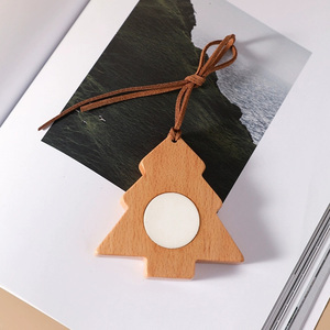 Nouvel arrivage de diffuseur de parfum de voiture en forme d'arbre de Noël personnalisable en bois de <span class=keywords><strong>cerisier</strong></span> massif frais à l'air libre - Product Image 1