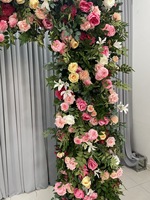 Arche de fleurs artificielles avec des roses colorées mélangées, feuillage vert, décoration florale pour mariage, réception, stand, scène, fond