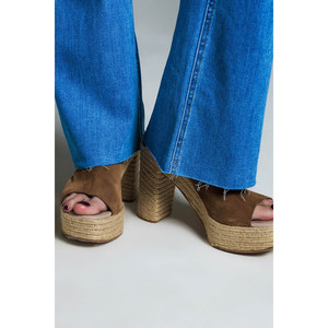 กางเกงยีนส์ทรงสกินนี่เอวปกติ ขาบาน สีไลท์วอช - Product Image 3