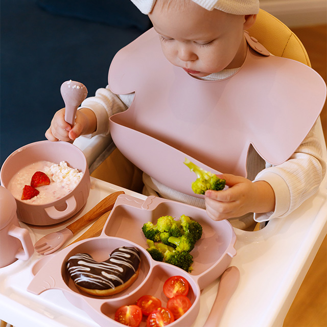 Juego de alimentación de bebé de silicona personalizable ES-Pro OEM/ODM Paquete de 8 con babero cuchara tenedor plato de succión tazón taza juego de vajilla para niños