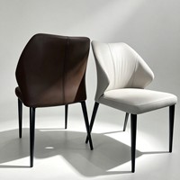 Chaise de salle à manger ergonomique en cuir de design italien moderne, durable, avec dossier plissé et pieds en acier inoxydable pour villa
