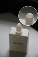 Rouleau d'huile de rose de parfum de bouteille carrée blanche noire de 15ml sur la bouteille en verre avec la boule de rouleau