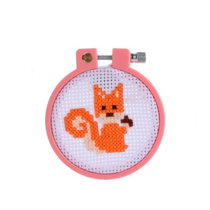 Kits <span class=keywords><strong>de</strong></span> <span class=keywords><strong>punto</strong></span> <span class=keywords><strong>de</strong></span> <span class=keywords><strong>cruz</strong></span> para principiantes, <span class=keywords><strong>Kit</strong></span> DIY <span class=keywords><strong>de</strong></span> bordado, cadena <span class=keywords><strong>de</strong></span> llavero para niños, juego <span class=keywords><strong>de</strong></span> costura <span class=keywords><strong>de</strong></span> regalo con llavero para dijes <span class=keywords><strong>de</strong></span> mochila - Product Image 1