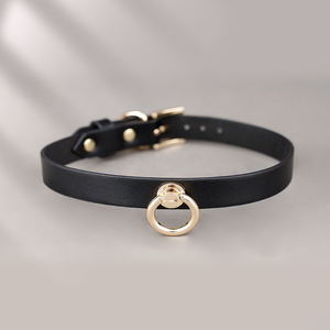 Ensemble de 8 accessoires BDSM en cuir : raquette, collier, rangement, bondage, bandeau et menottes, ceinture - Product Image 3