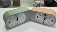 Jam Dinding Persegi Warna-warni dengan Dua Sisi Jam Sudut Geometris Retro Cocok untuk Ruang Tamu dan Kamar Tidur