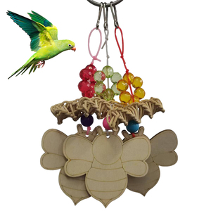 Venta caliente de madera <span class=keywords><strong>trabajadora</strong></span> pequeña abeja y loro juguete colorido ratán tejido cadena pájaro juguete transfronterizo Color aleatorio - Product Image 1