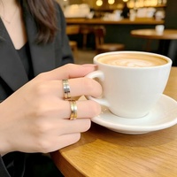 Bague de couple unisexe, simple, tendance, polyvalente, luxe léger, classique, haut de gamme, en acier inoxydable