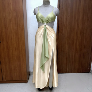 Robe longue de soirée élégante en satin bicolore, dos nu, bretelles spaghetti, jupe drapée, fente latérale, coupe asymétrique, taille naturelle - Product Image 1