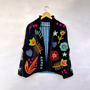 Veste en velours noir brodée pour femme avec motif floral multicolore, manches longues, col montant, style artisanal bohème, vêtement d'extérieur d'hiver - Product Image 1