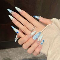 Kuku Akrilik Tekan Warna Biru Es Bentuk Almond Panjang Sedang Ujung Runcing Hiasan Bunga Putih 3D Mutiara Berlian Imitasi untuk Spa Salon
