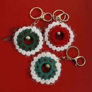 Llavero de corona navideña tejida a mano, adorno colgante festivo de lana ganchillo con lazo, decoración festiva para regalo. - Product Image 2