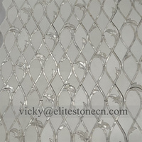 Mosaïque de carreaux en marbre blanc de Carrare et vert d'Inde, motif floral et feuillage découpé au jet d'eau