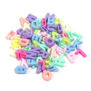 100 pièces grand grand Alphabet lettre perles breloques A-Z mixte <span class=keywords><strong>plastique</strong></span> forme <span class=keywords><strong>perle</strong></span> <span class=keywords><strong>en</strong></span> vrac pour la fabrication de bijoux porte-clés - Product Image 1
